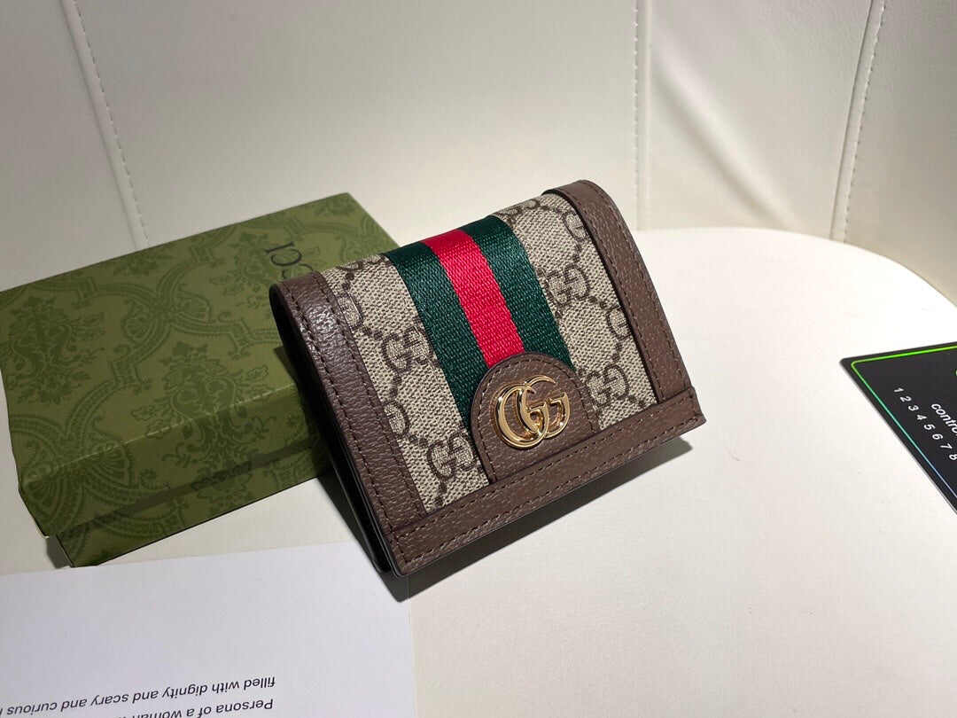 GUCCI【グッチ】 個性派！超薄デザインの短財布 持ち運び便利