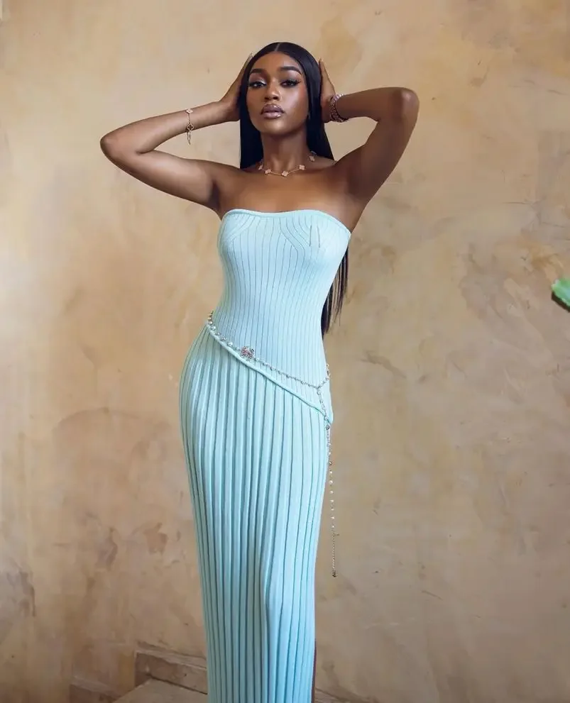 Robe longue bleue plissée sans bretelles pour femme