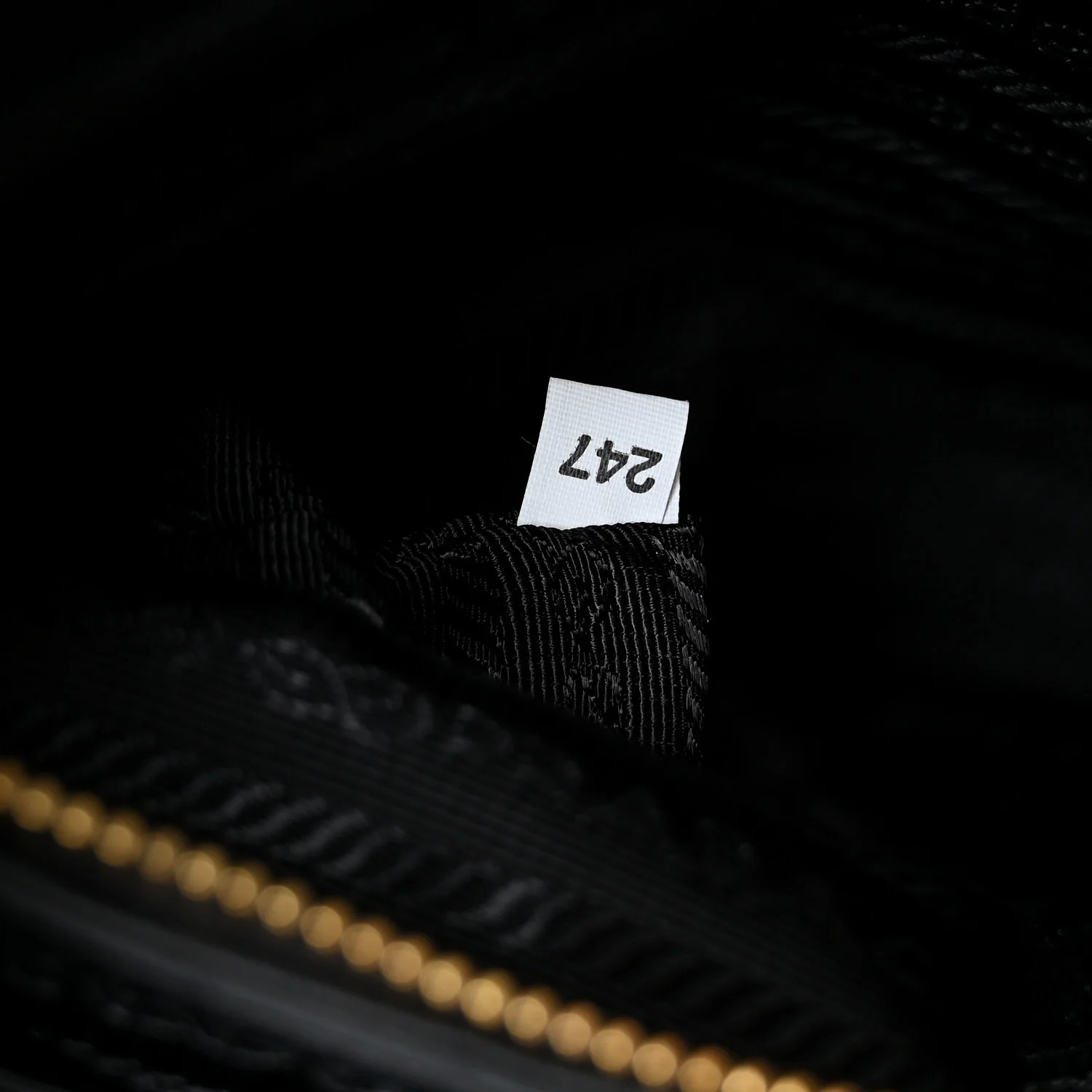 Saffiano Medium Galleria Double Zip Tote Black