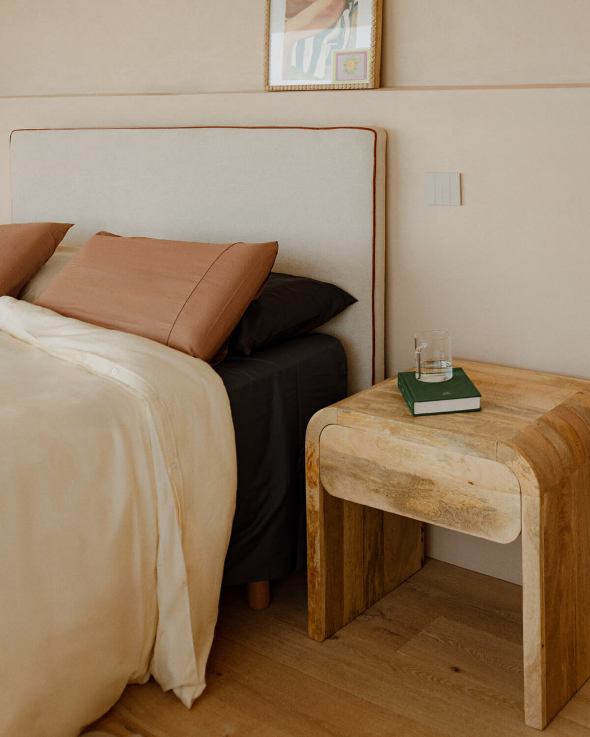 Vanile - Mesita de Noche XL con Cajón de Madera de Mango (61x45,5 cm) Vanile