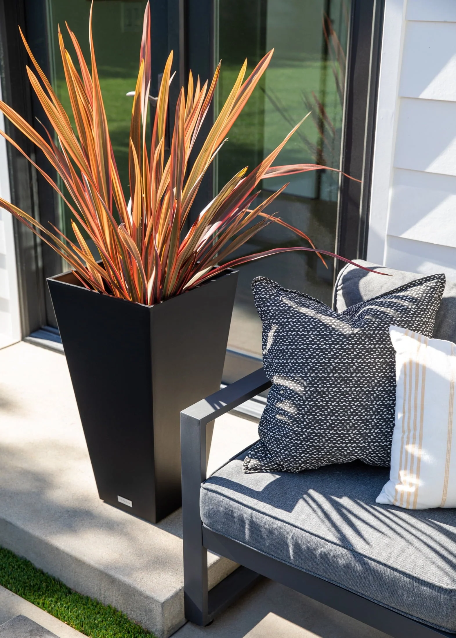 Veradek Pure Series Midland 30" Planter 2 Pack Black Image 7