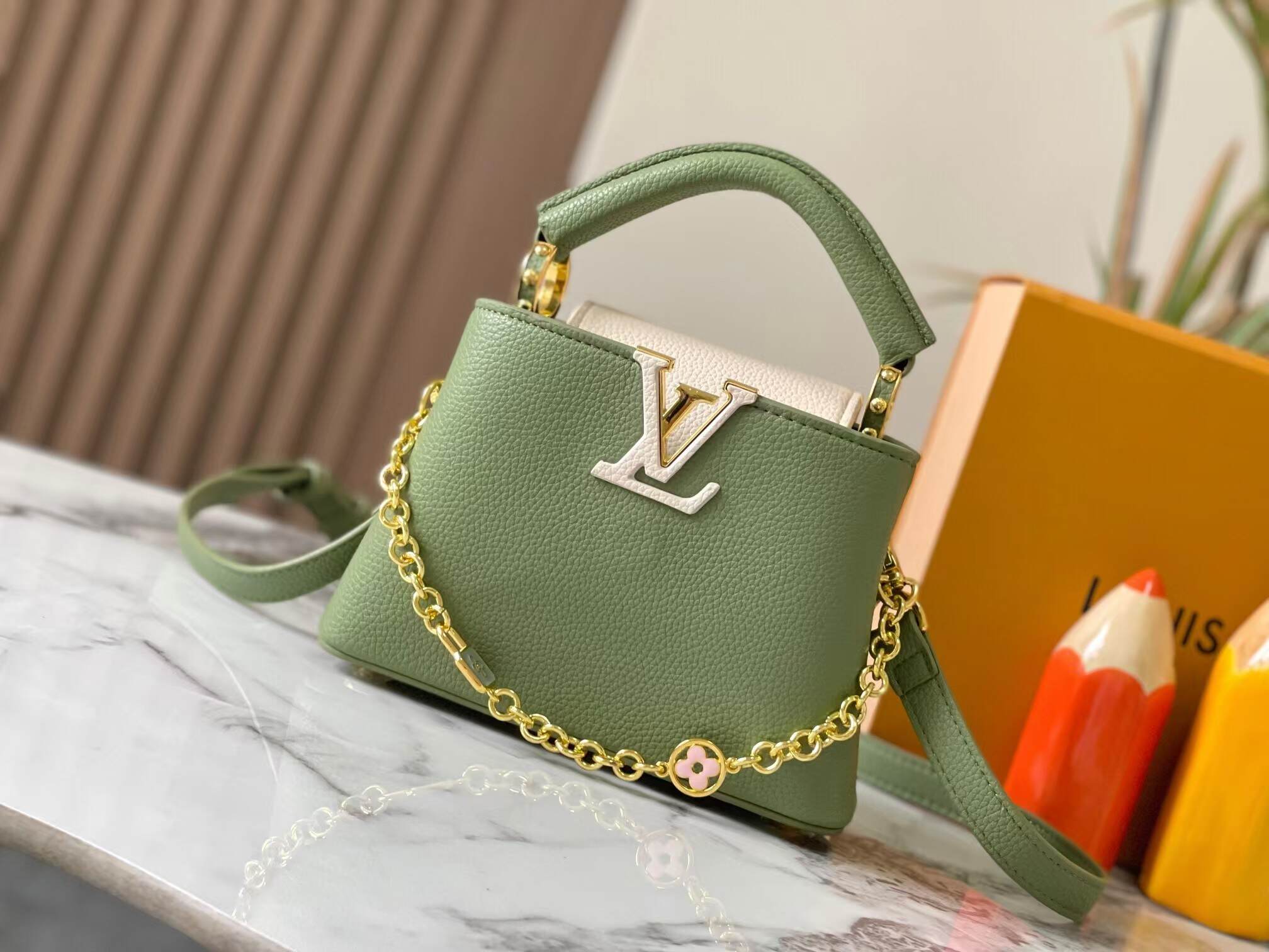 LOUIS VUITTON（ルイ・ヴィトン）★CAPUCINES BB★バッグ★
