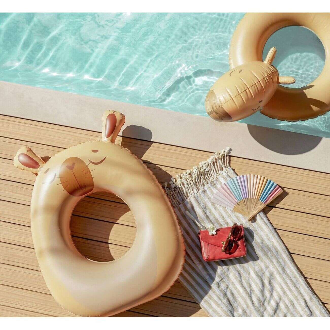 Bouée gonflable capybara Squichy plastique marron 61x81cm