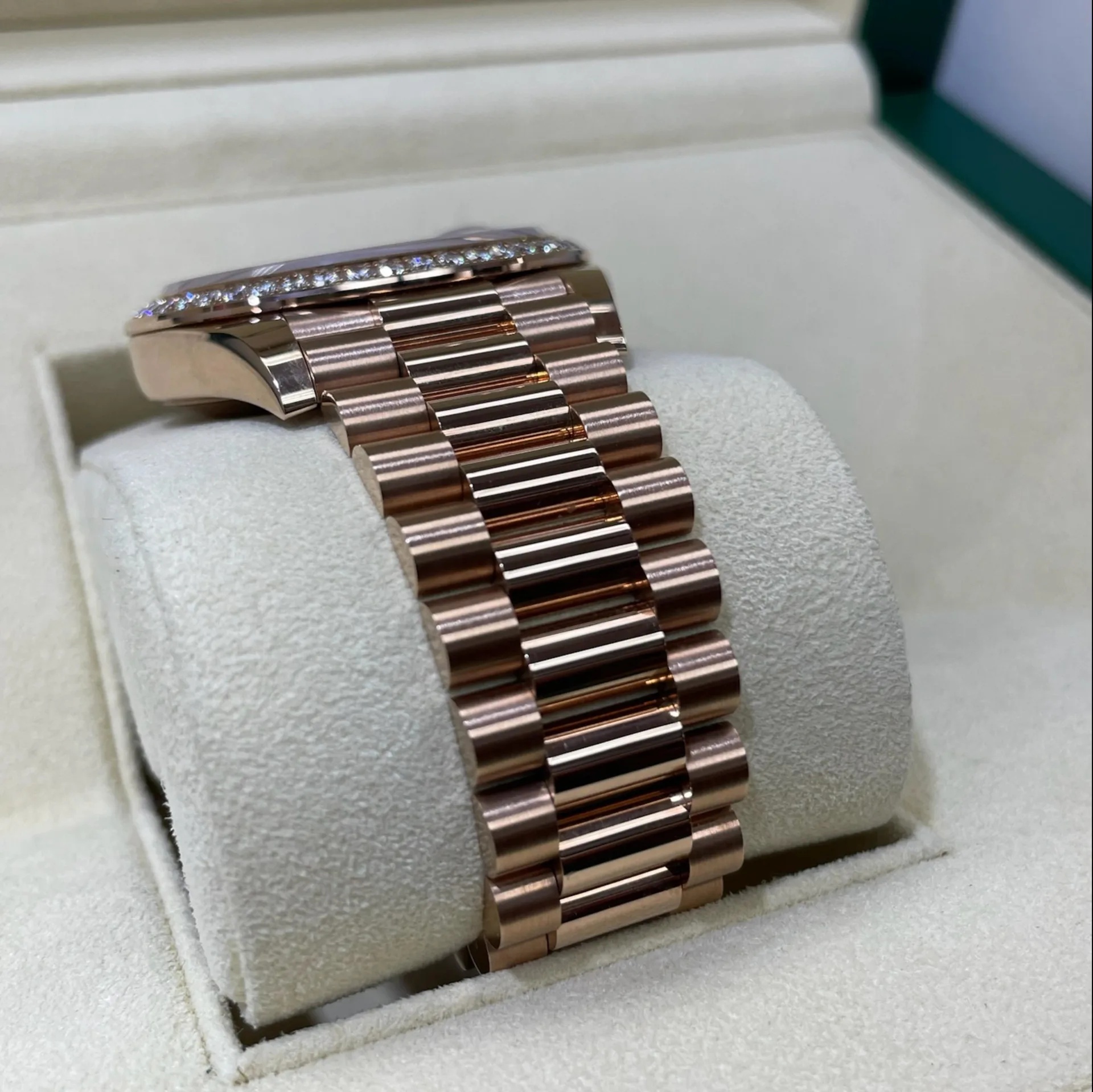 [Super Clone]RLX  Day-Date 40mm Diamonds Paved Dial 228345rbr-0002【Super Clone】
