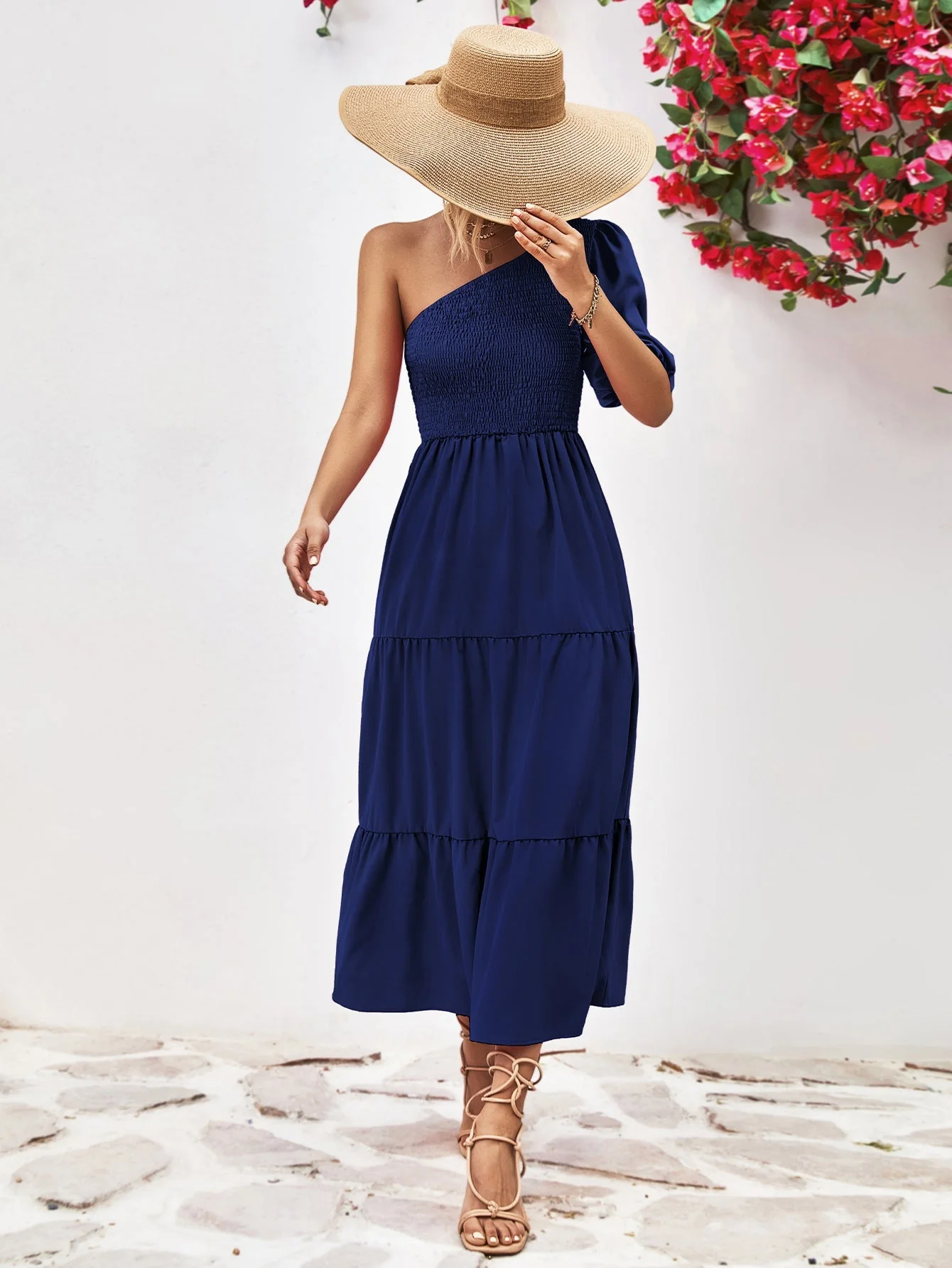 Sophie Paris | Robe mi-longue à une épaule froncée avec silhouette fluide
