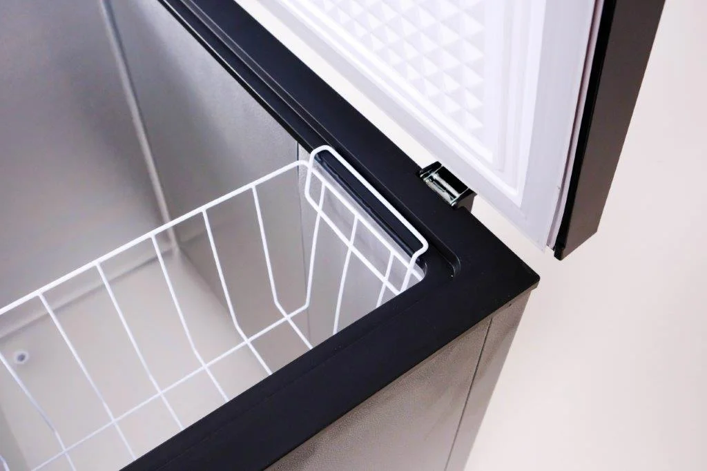 7.0 cu ft Commercial Chest Freezer, Black Granite - Image 10
