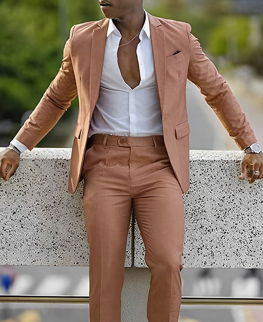 Ensemble 2 pièces : blazer et pantalon décontractés à poches et revers crantés.