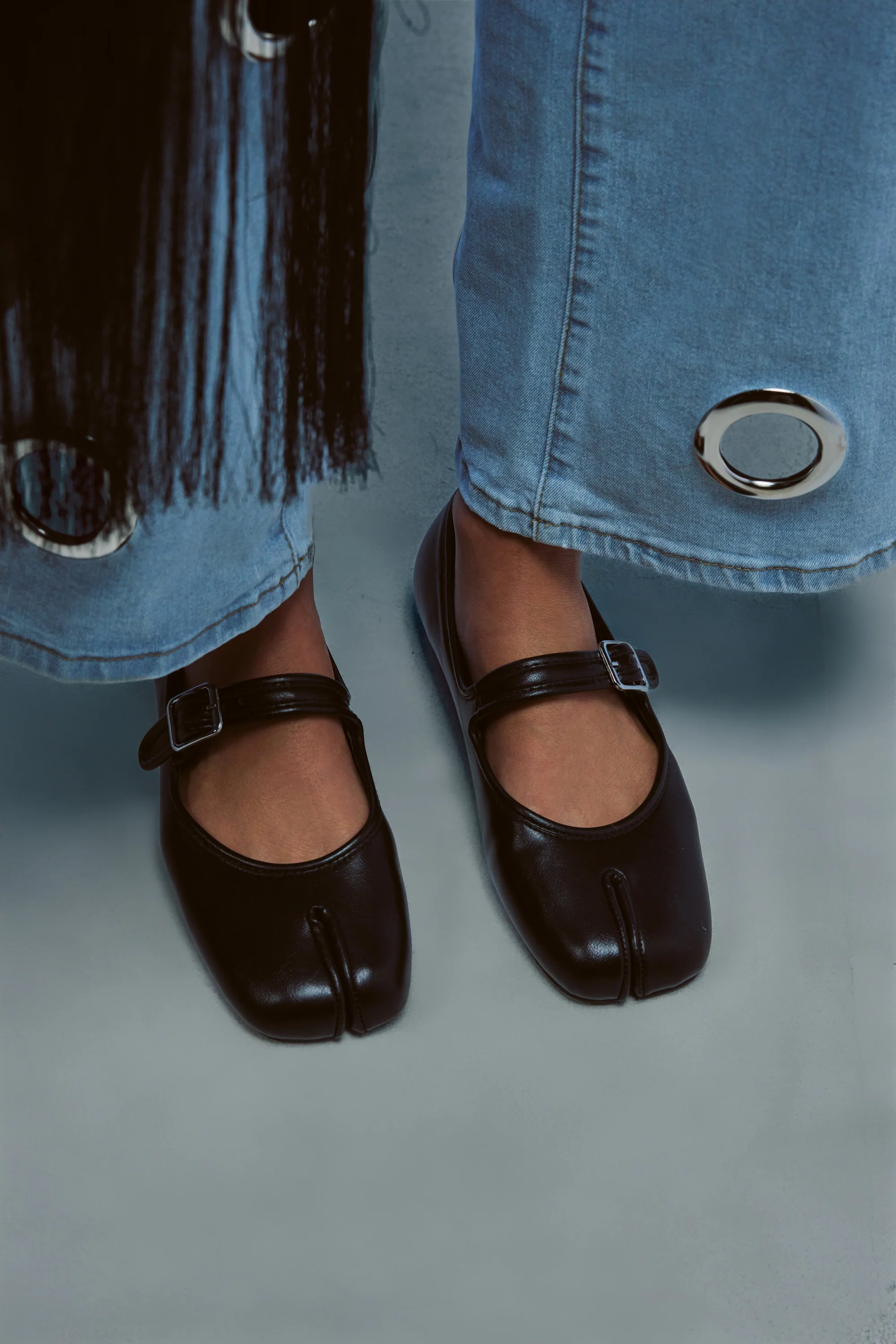 AKIRA GOLD SANG BLACK PU SPLIT TOE FLAT - Akira Store
