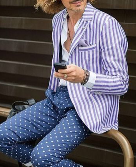 Blazer décontracté à rayures verticales, col à revers et poche poitrine.
