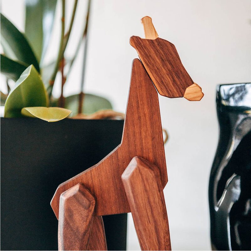 Giraff trefigur 23 cm valnøtt/ask