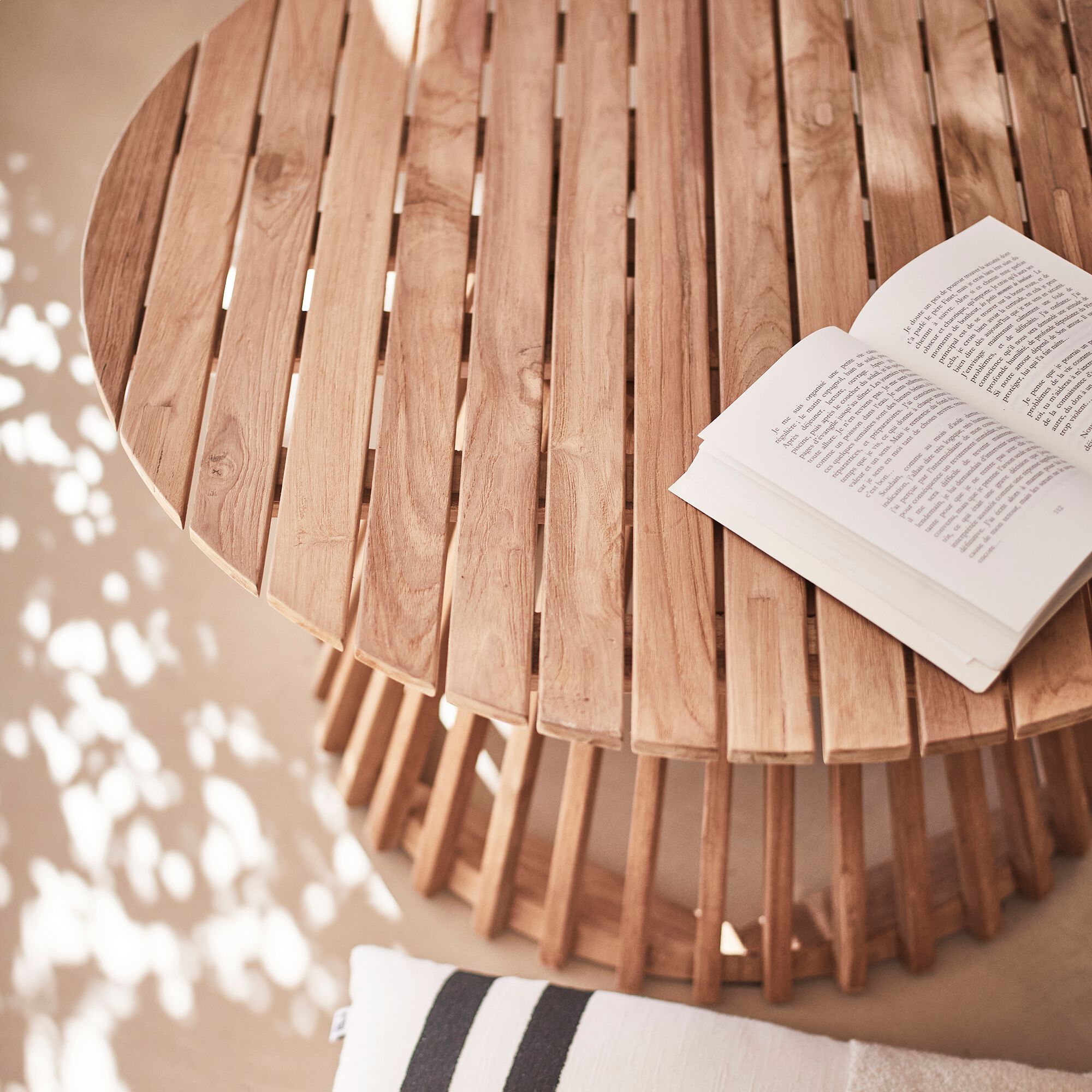 JAUSIERS - Table basse de jardin ronde en teck - bois clair