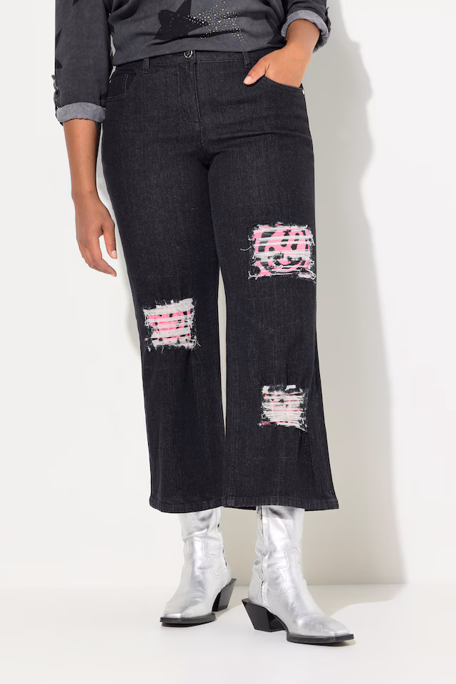 Jeans with wide legs and distressed details