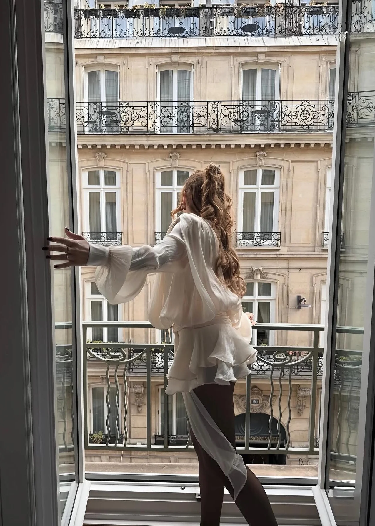 Robe mi-longue en satin champagne Estelle