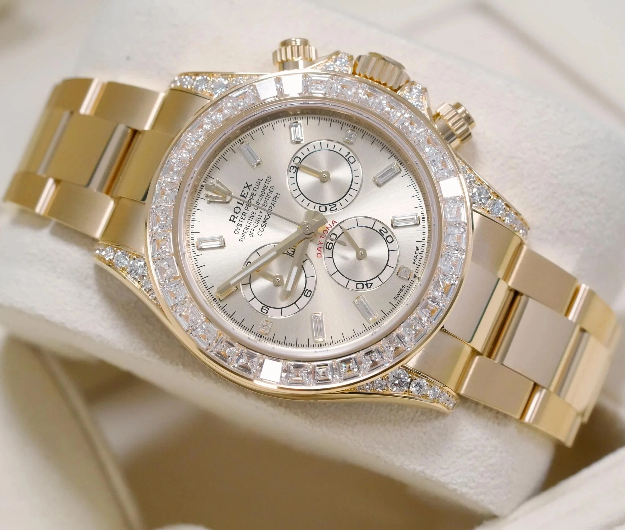 [Super Clone]Rolex Cosmograph Daytona 40mm Yellow Gold Diamond Baguette Champagne Dial Diamond Bezel - 126598TBR
