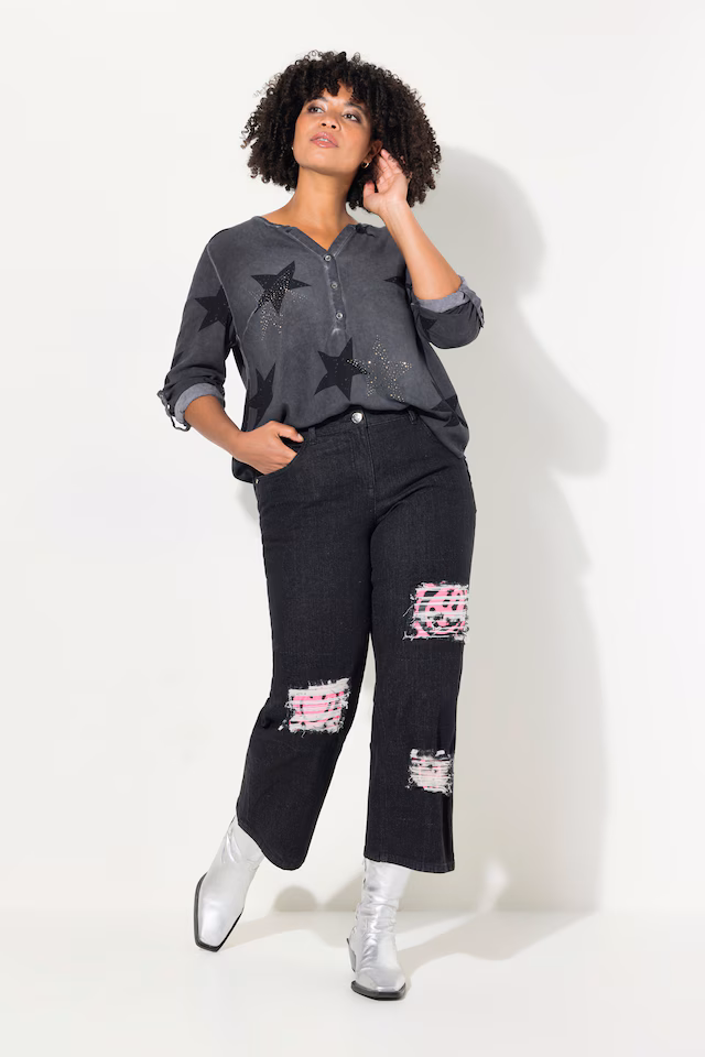 Jeans with wide legs and distressed details