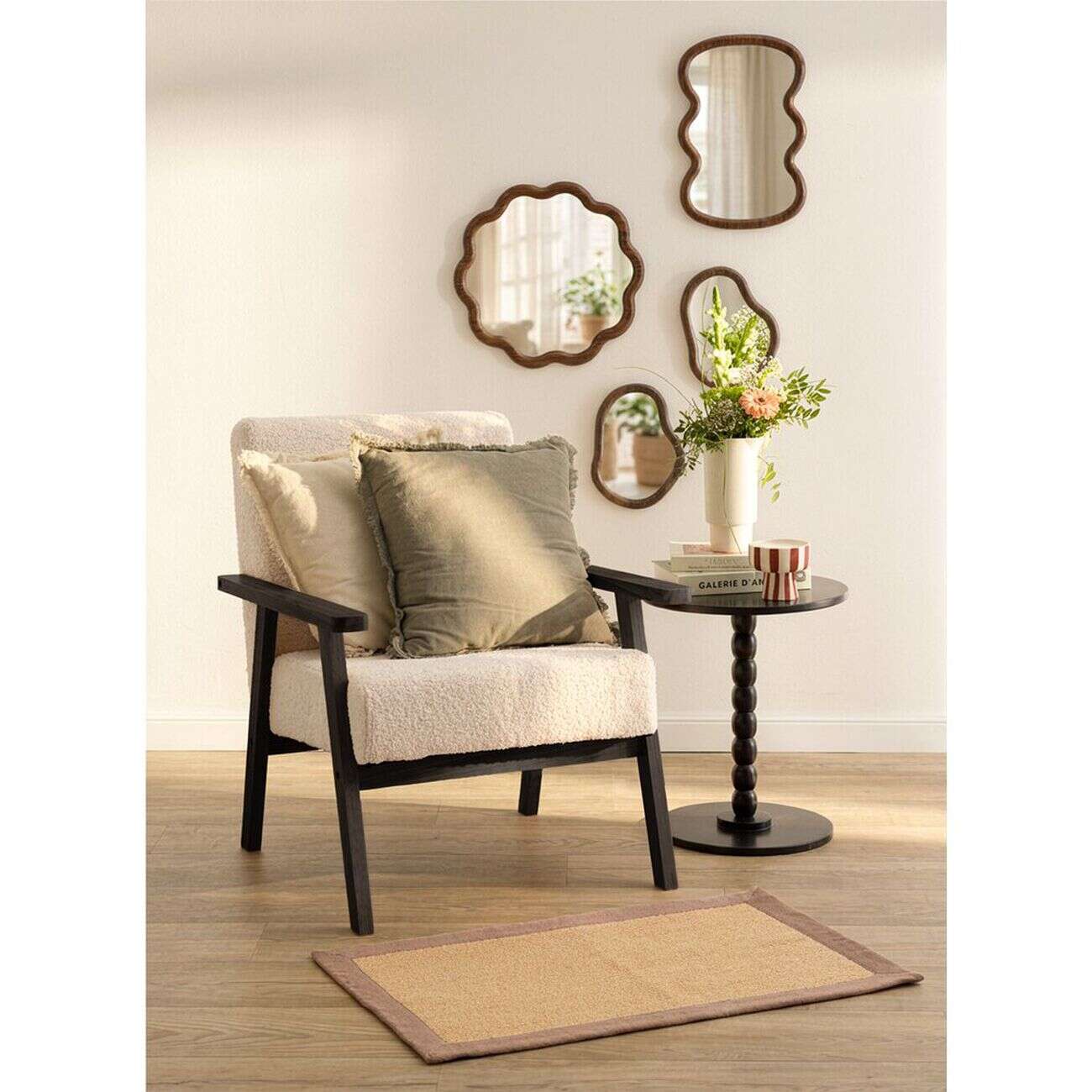 Fauteuil en bois foncé Josephine Curly avec assise blanc cassé L64xP70xH76cm