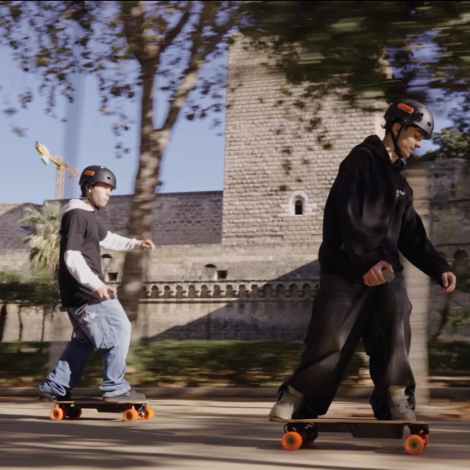 Skateboard électrique MEEPO Mini Series avec télécommande, vitesse maximale de 42 à 51 km/h, autonomie de 18 à 39 km.