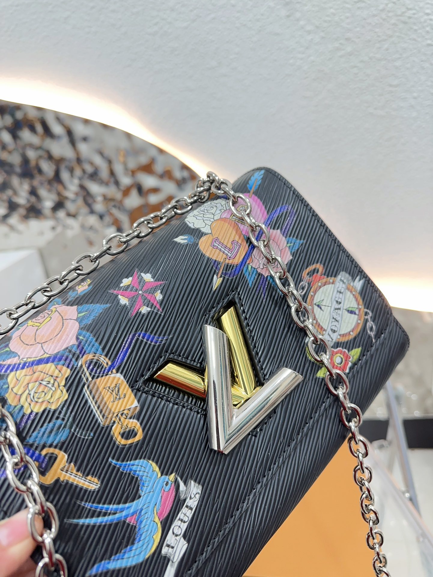 Louis new arrival TWIST bag size??23 * 16 cm