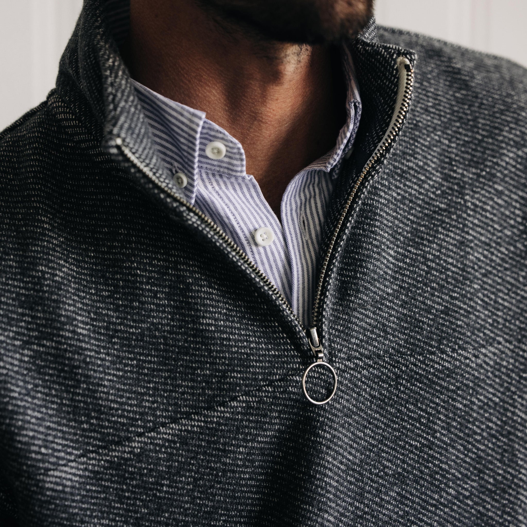 Le pull Briggs en maille sergée molletonnée couleur anthracite