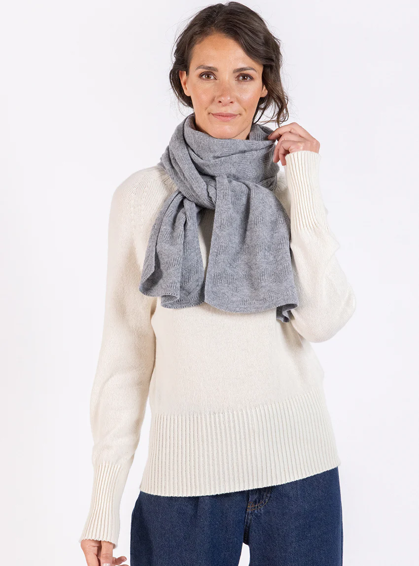 Echarpe en cachemire gris élégant
