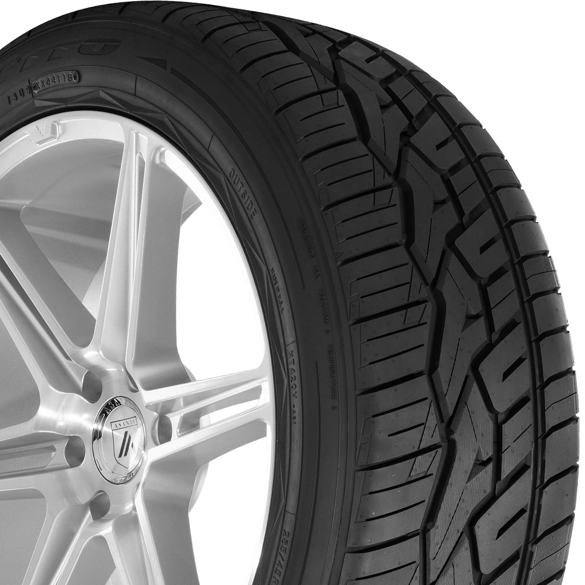 Nitto NT420V All-Season 265/40R22 106V XL Light Truck Tire