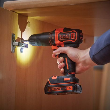 BLACK+DECKER Perceuse à percussion sans fil - 18 V - 1,5 Ah - 2 Vitesses - 104 accessoires - Livrée en boite à outil (BDCHD18S1KA-QW) — vue 2