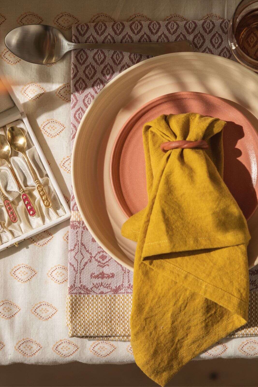 Donkergele handdoek en theedoek Terry