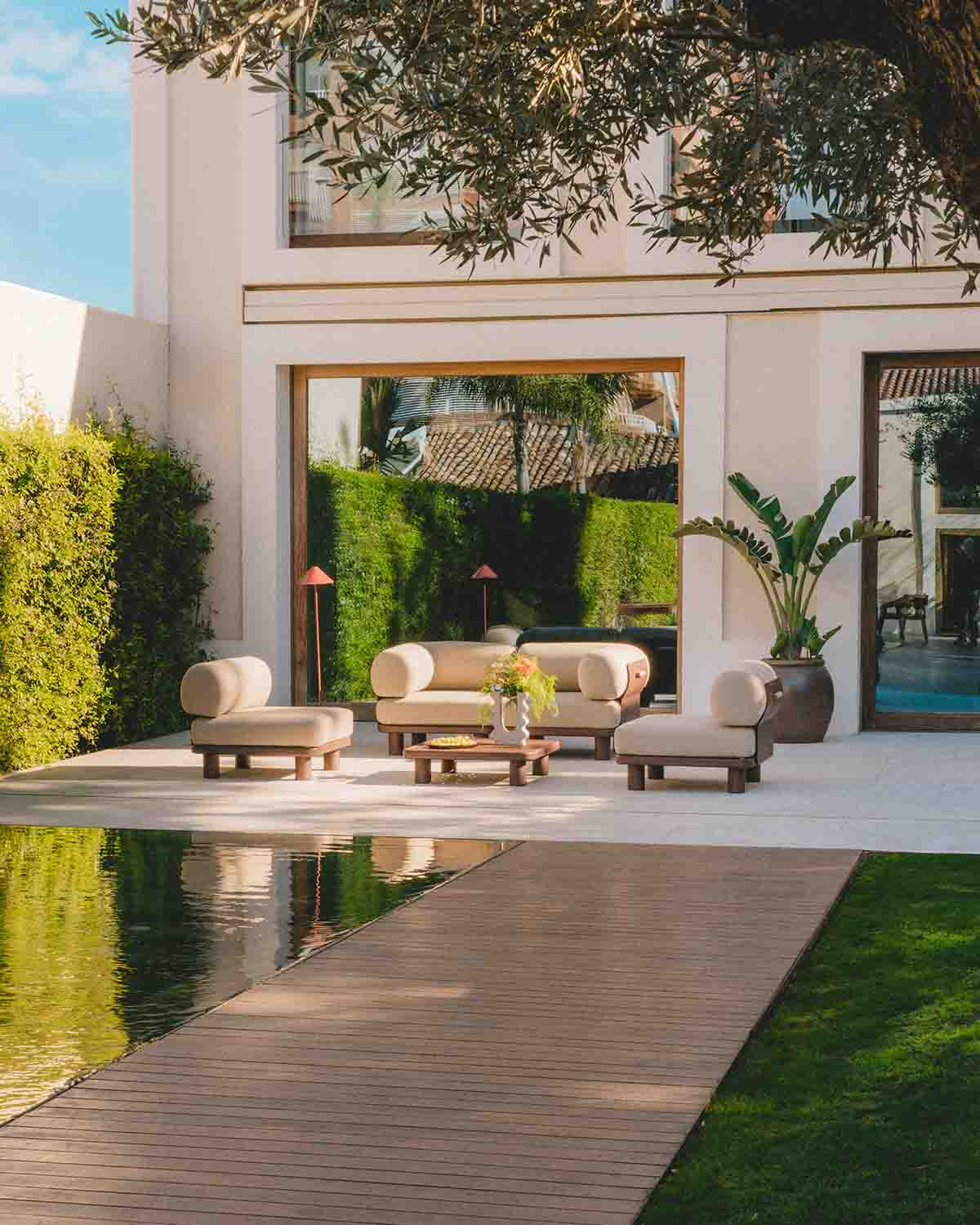 Lantana - Conjunto de Jardín con 2 Módulo Esquinero, 2 Módulo Central y Mesa de Centro de Aluminio y Tela Lantana