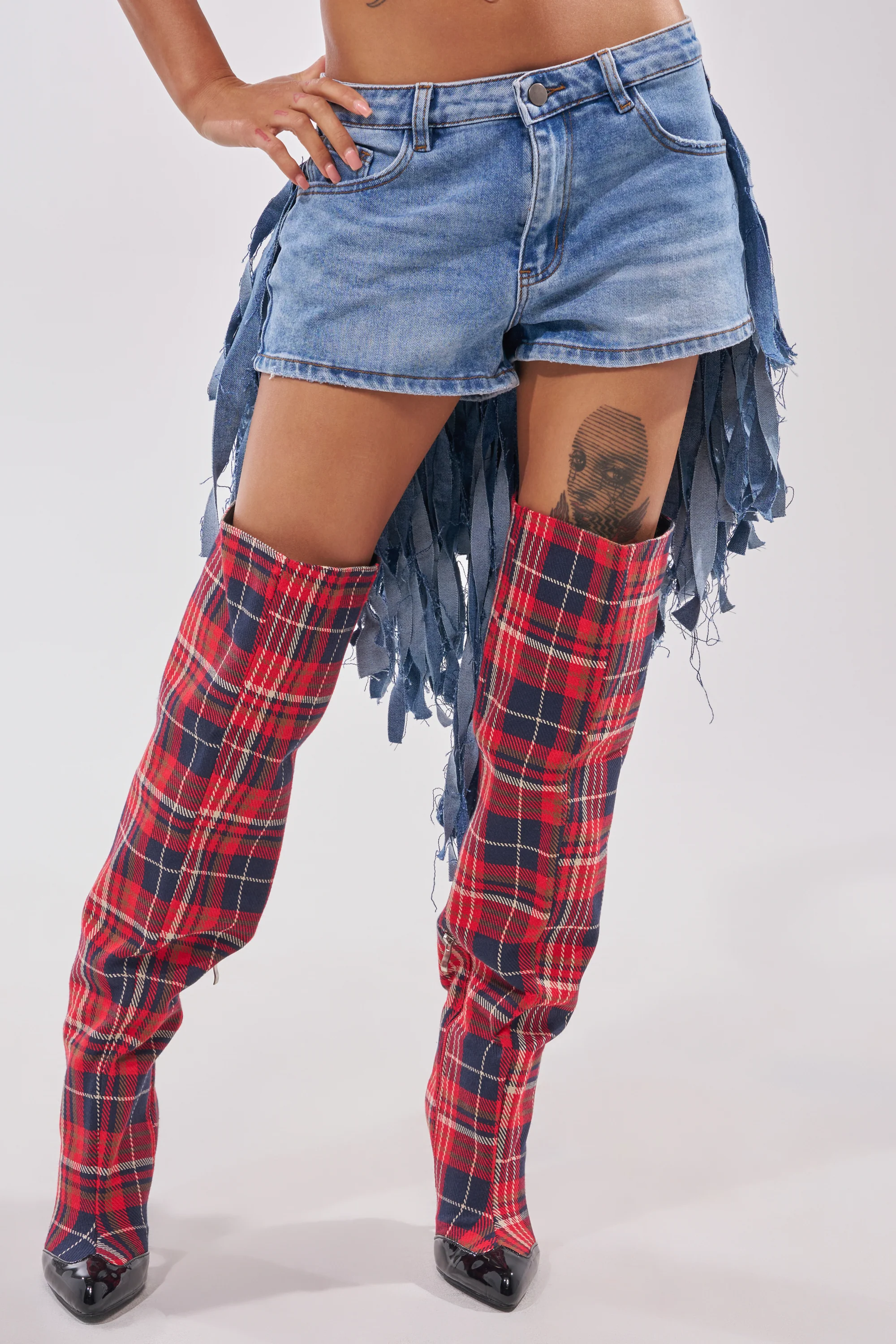 TURN AROUND DISTRESSED DENIM SHORT - Akira Store