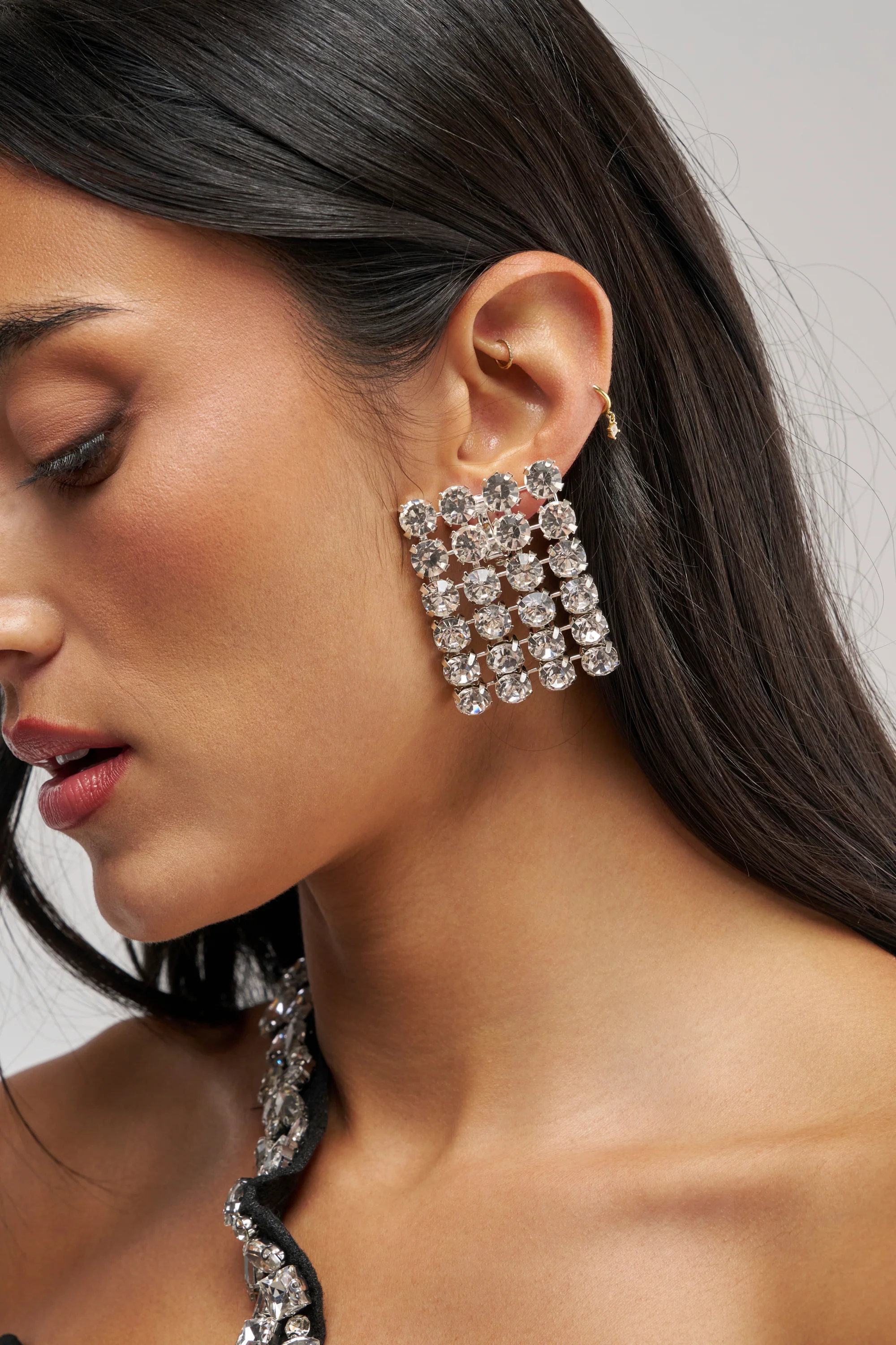 ON THE RUNWAY STATEMENT EARRING - Akira Store