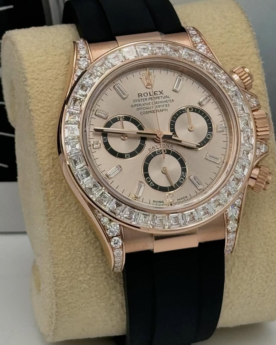 [Super Clone]Rolex Cosmograph Daytona 40mm Rose Gold Diamond Baguette Sundust Dial Diamond Bezel Oysterflex - 126535RBR