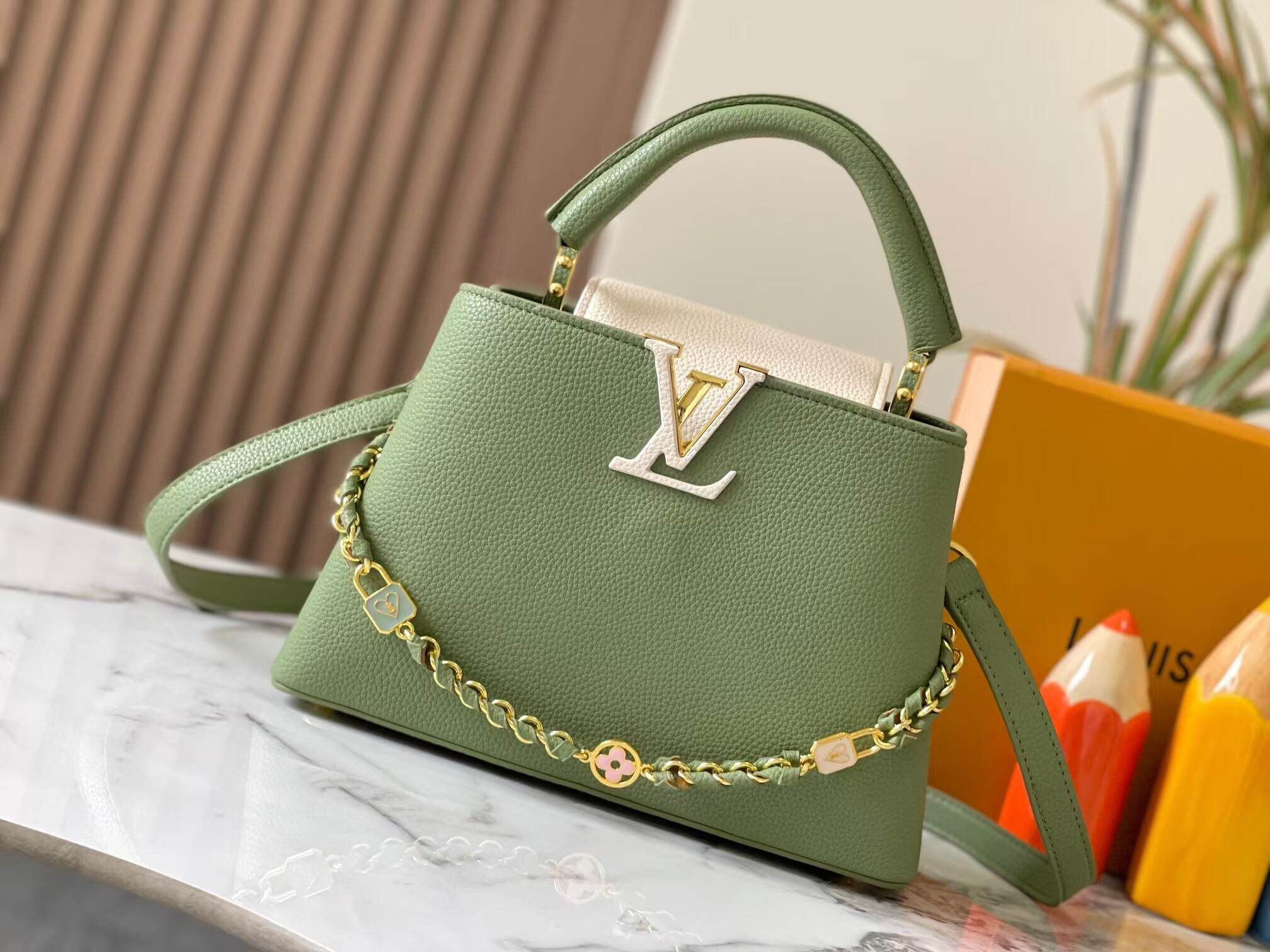 LOUIS VUITTON（ルイ・ヴィトン）★CAPUCINES BB★バッグ★