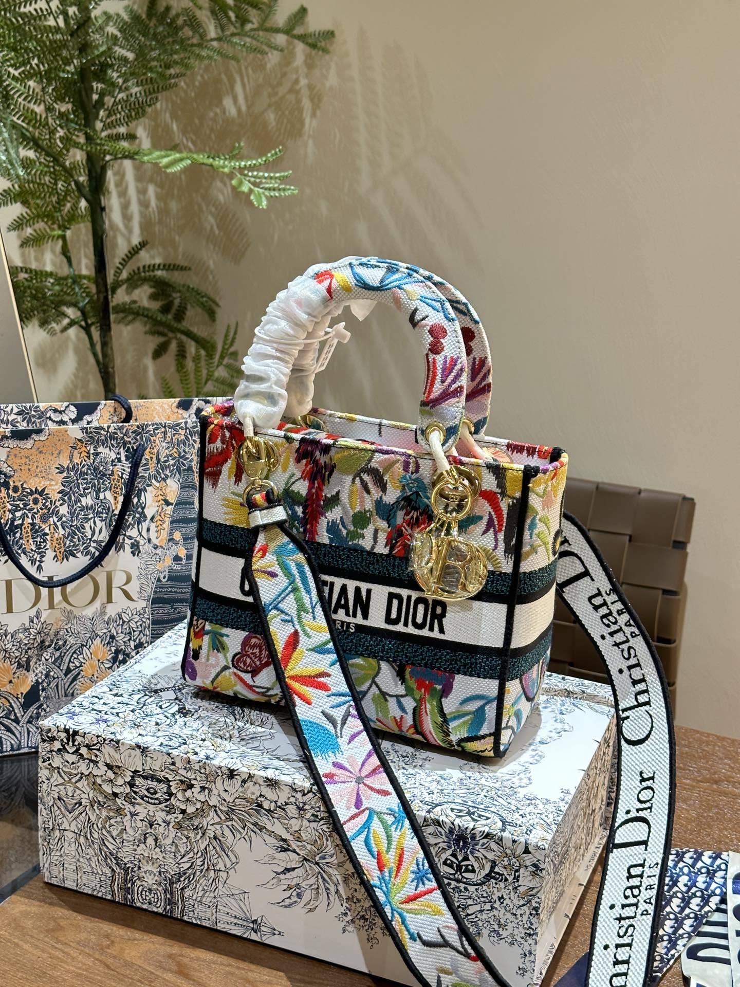 D lady bag size; 24 cm