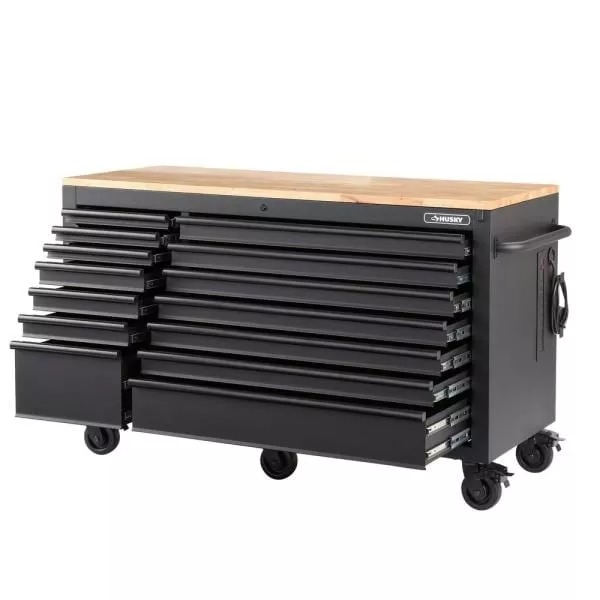Établi mobile robuste de 157 cm de large avec 14 tiroirs profonds et coffre à outils, finition noir mat et plateau en bois massif à hauteur réglable.