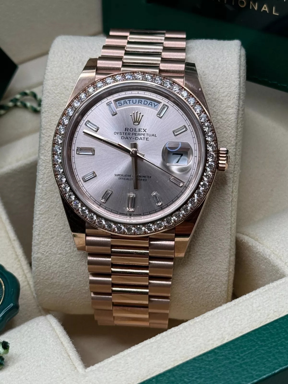 [Super Clone]RLX  Day-Date 40mm Sundust Diamonds Dial 228345rbr-0007【Super Clone】