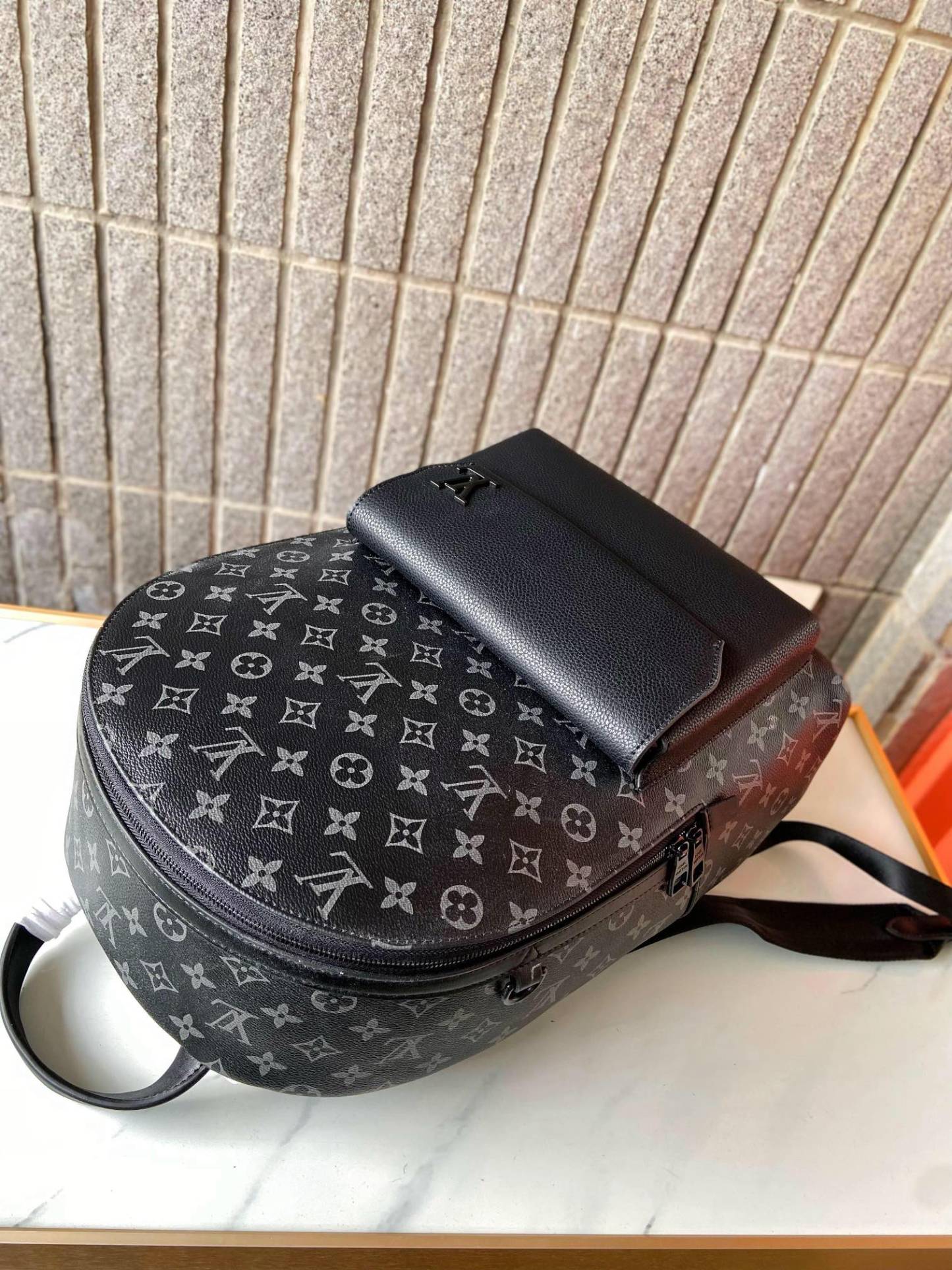 Louis new arrival ????Aerogram backpack bag size : 43 x 30 x 14 cm
