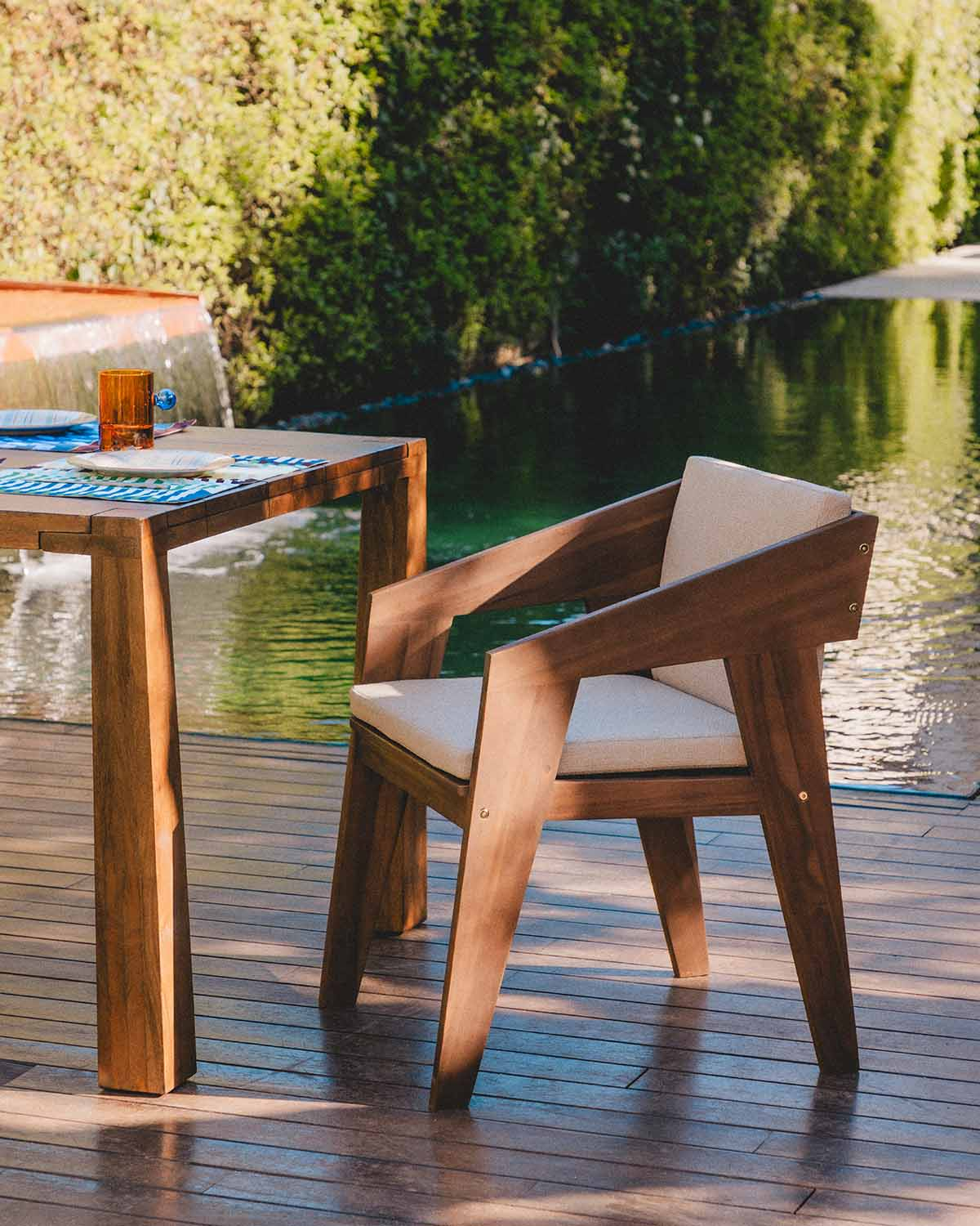 Tanon - Silla de Exterior con Reposabrazos de Madera de Acacia y Tela Tanon