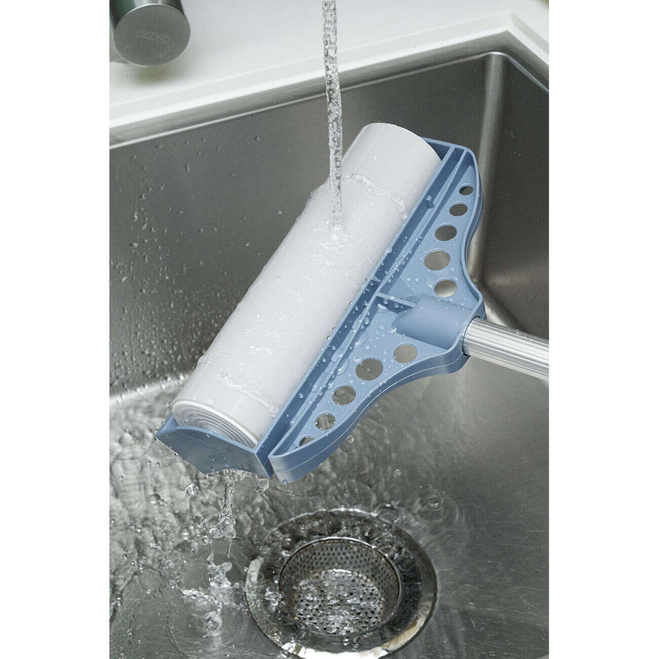 Brosse adhésive avec manche télescopique