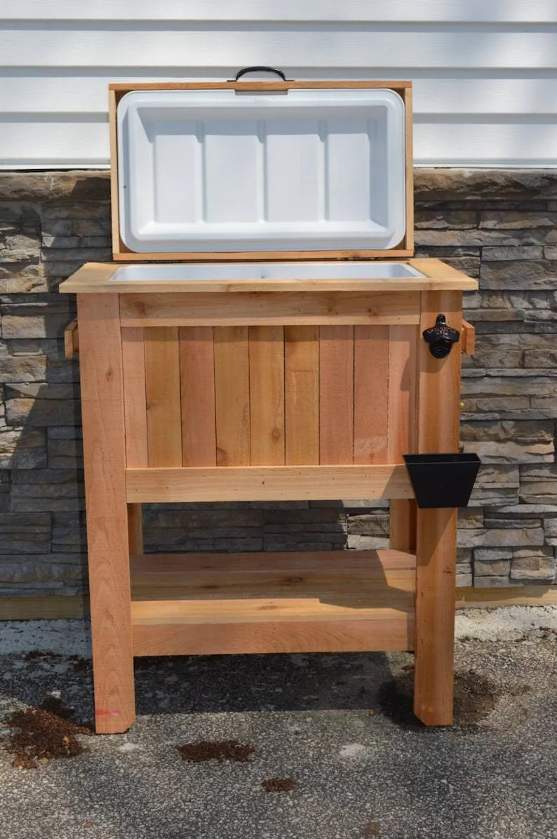 Support pour glacière en cèdre vieilli de 48 pintes (environ 45 litres) tout temps, avec drain en laiton, ouvre-bouteille et récupérateur de capsules, refroidisseur à bière.