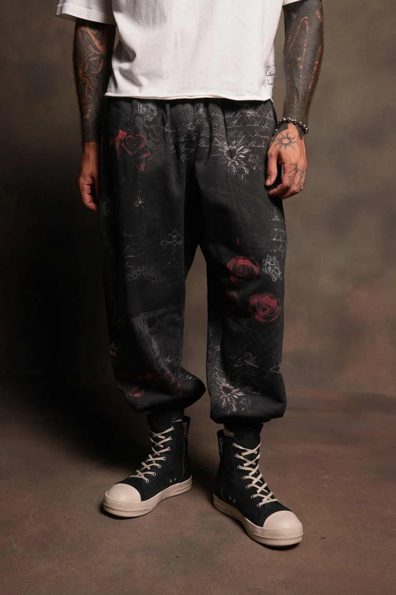 Wolves Pyramid Lightweight Lounger Sweat Pants In Rosas Del Corazon