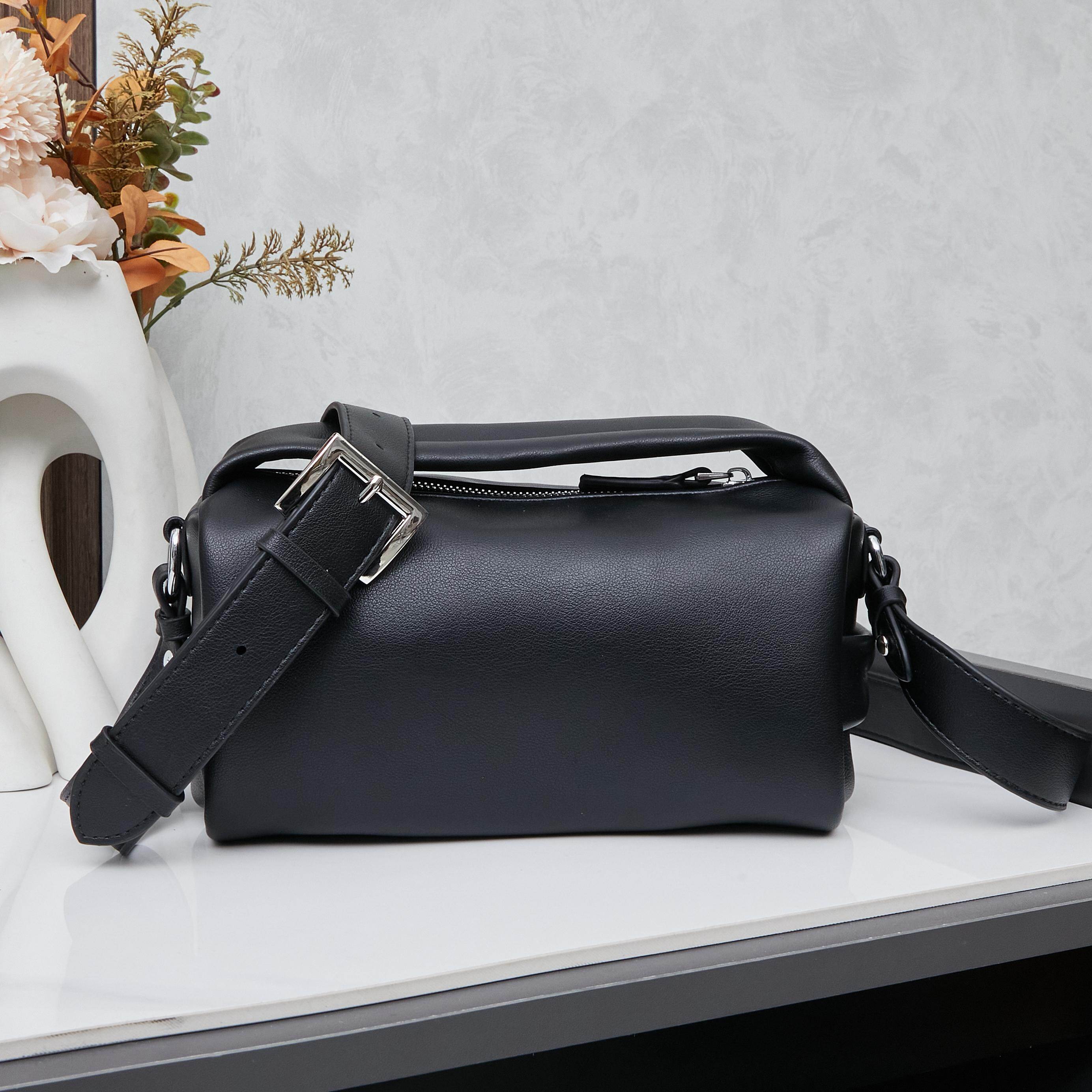 PRADA Naaオイルワックスラムレザー ショルダー＆クラッチバッグ 2025年ランウェイ新作 ボストンピローバッグ カップルバッグ