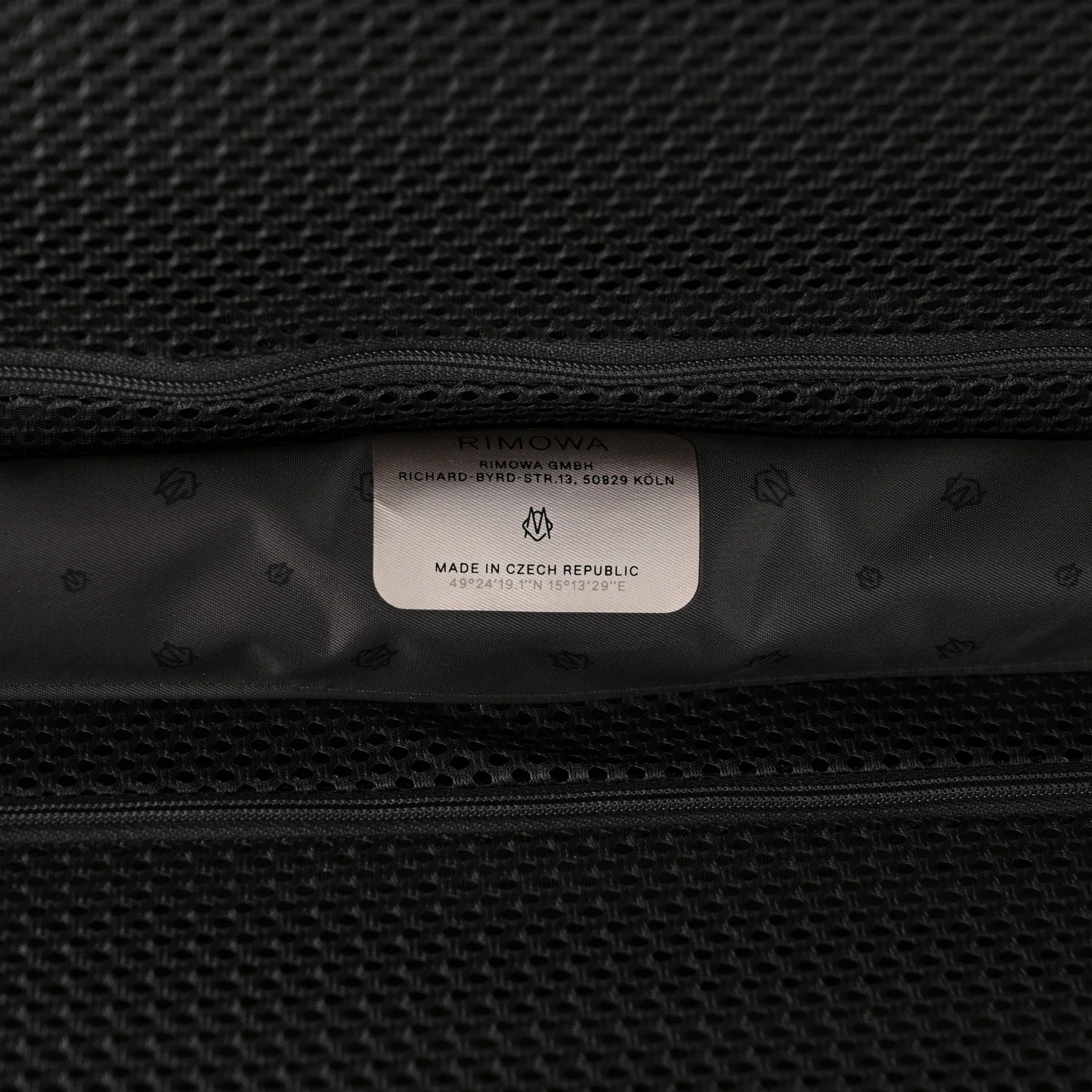 Gloss Polycarbonate Essential Lite Cabin U Black
