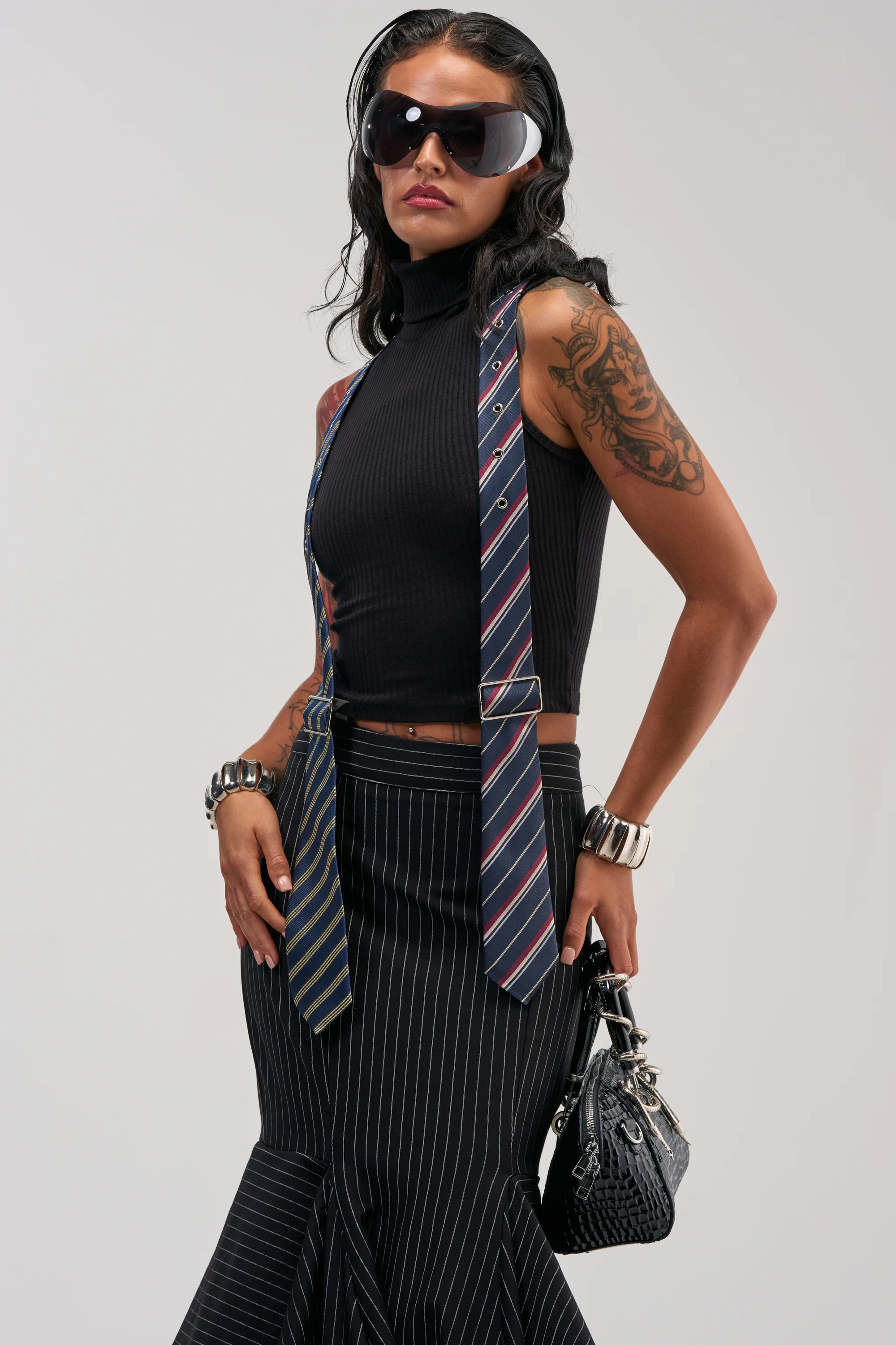 TIED UP SLEEVELESS SWEATER - Akira Store