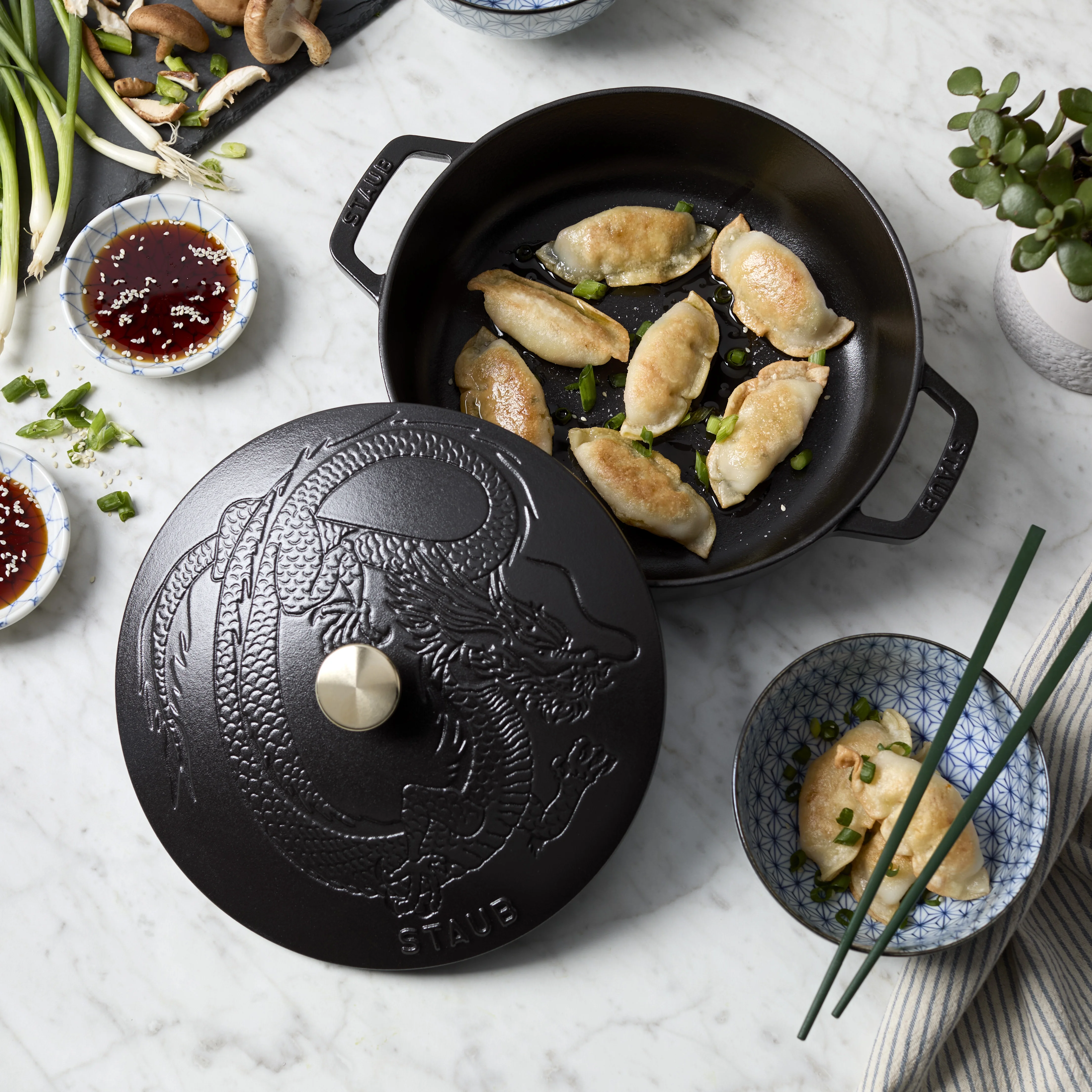 Cast Iron 2.5-qt Saute Pan with Dragon Lid Cherry(Cherry) - Image 9