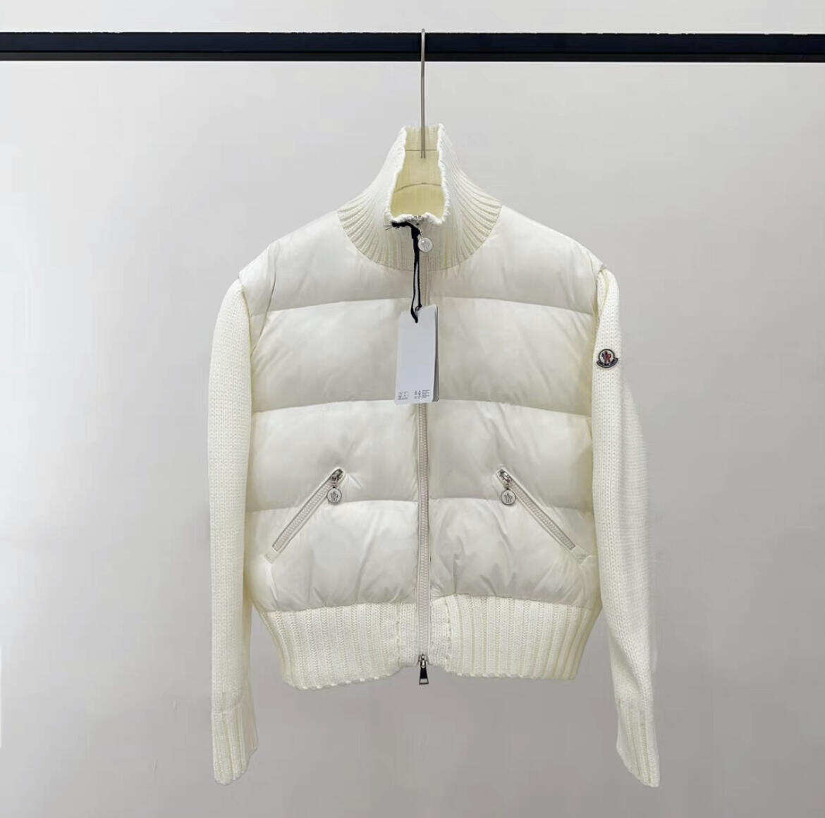 【人気商品】MONCLERレディース ウールハイネックショート丈ダウンジャケット 無地