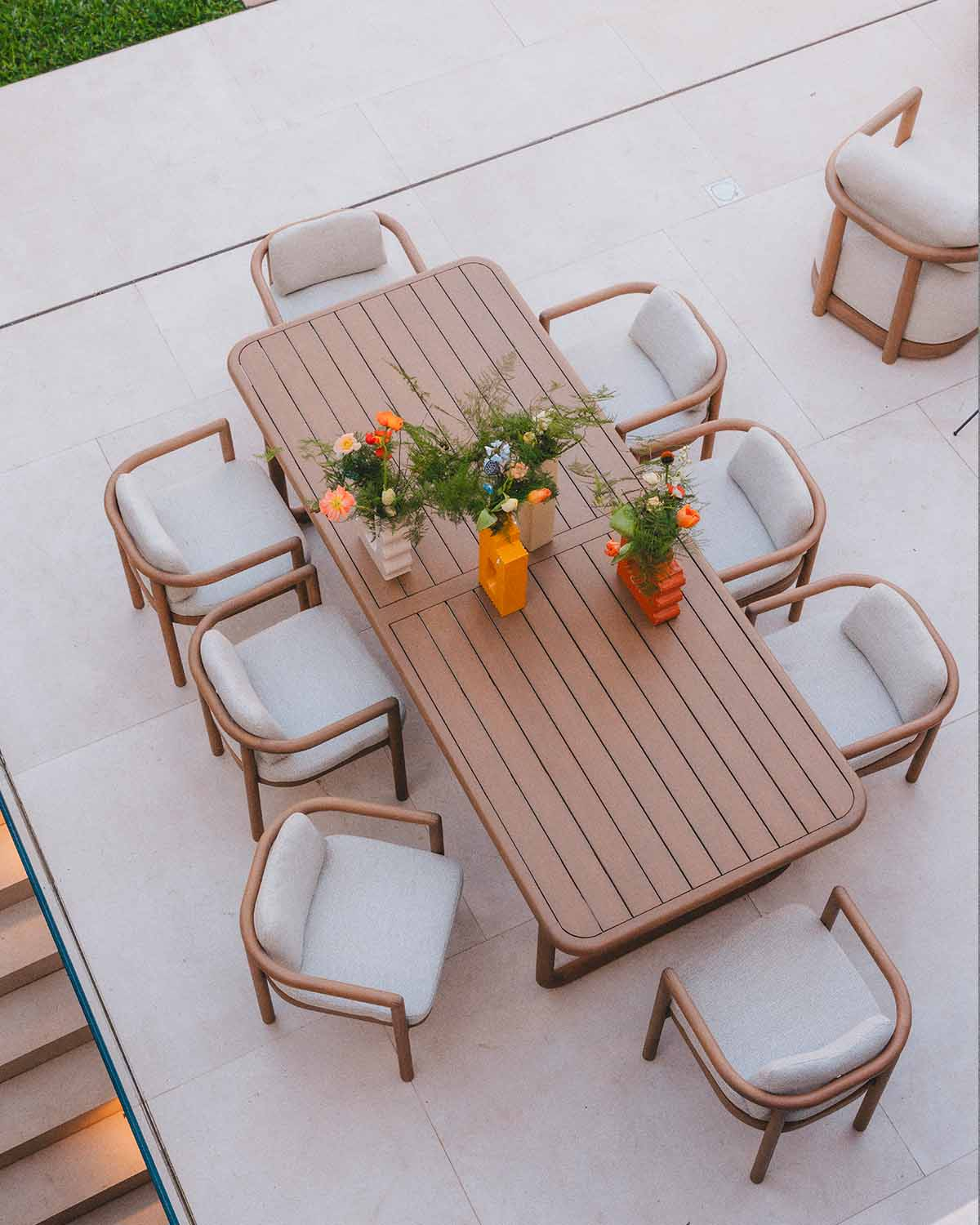 Elnes - Set de Mesa Rectangular (240x100 cm) y 8 Sillas de Madera de Eucalipto y Tela de Exterior Elnes