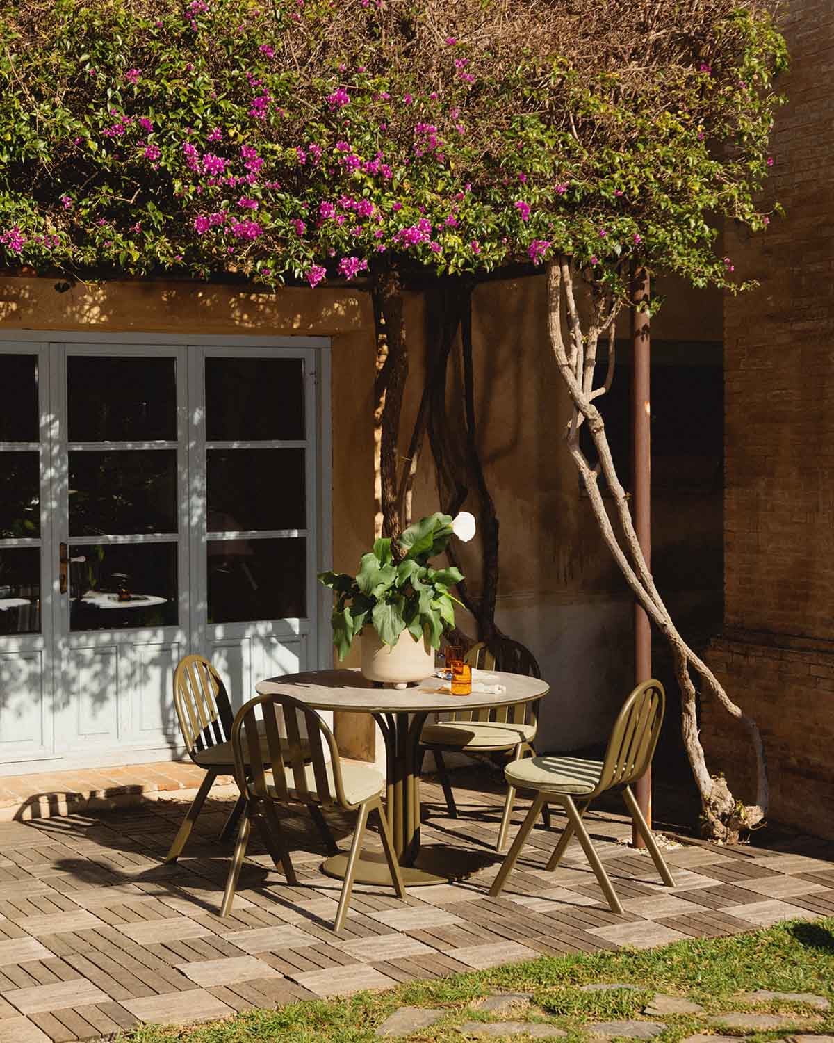 Llibet - Set de Mesa Redonda (Ø120 cm) y 4 Sillas de Exterior de Metal y Cristal Templado Llibet