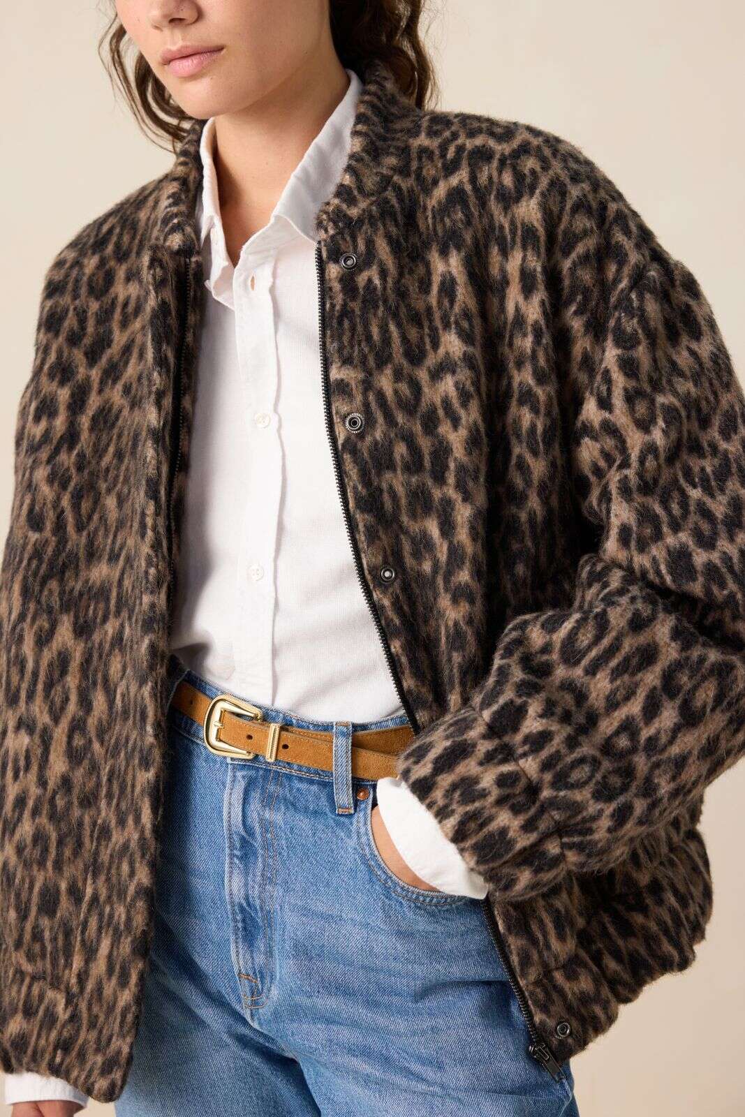 Bruine wollen boucl&eacute; jas met leopard print