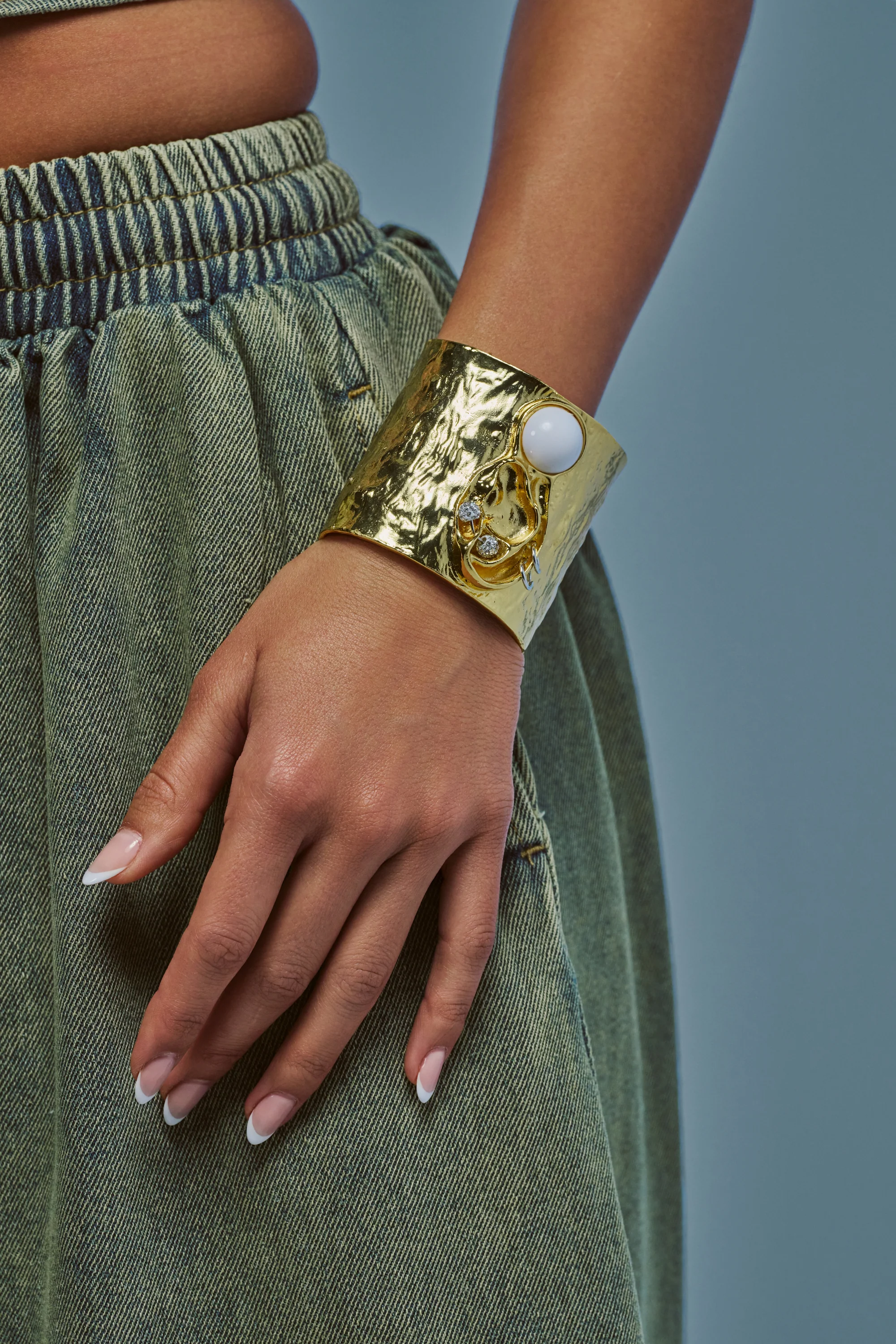 LISTEN CLOSELY METAL CUFF IN GOLD - Akira Store