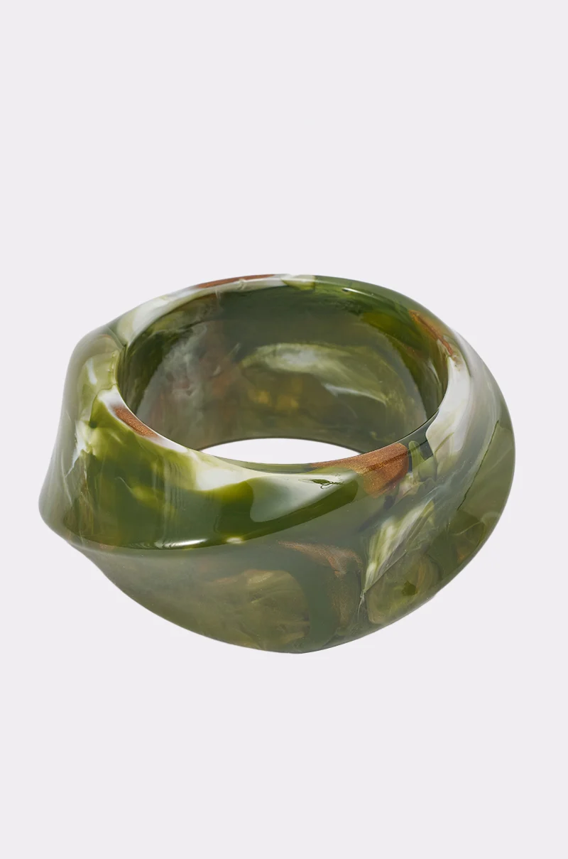 RESIN SWIRL BANGLE IN GREEN - Akira Store